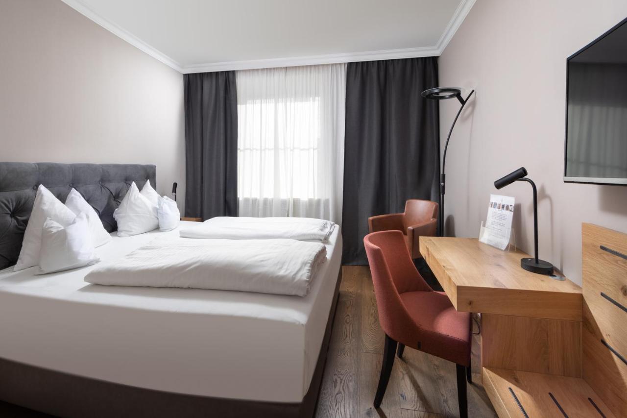 לנדשט Hotel Goldene Sonne מראה חיצוני תמונה