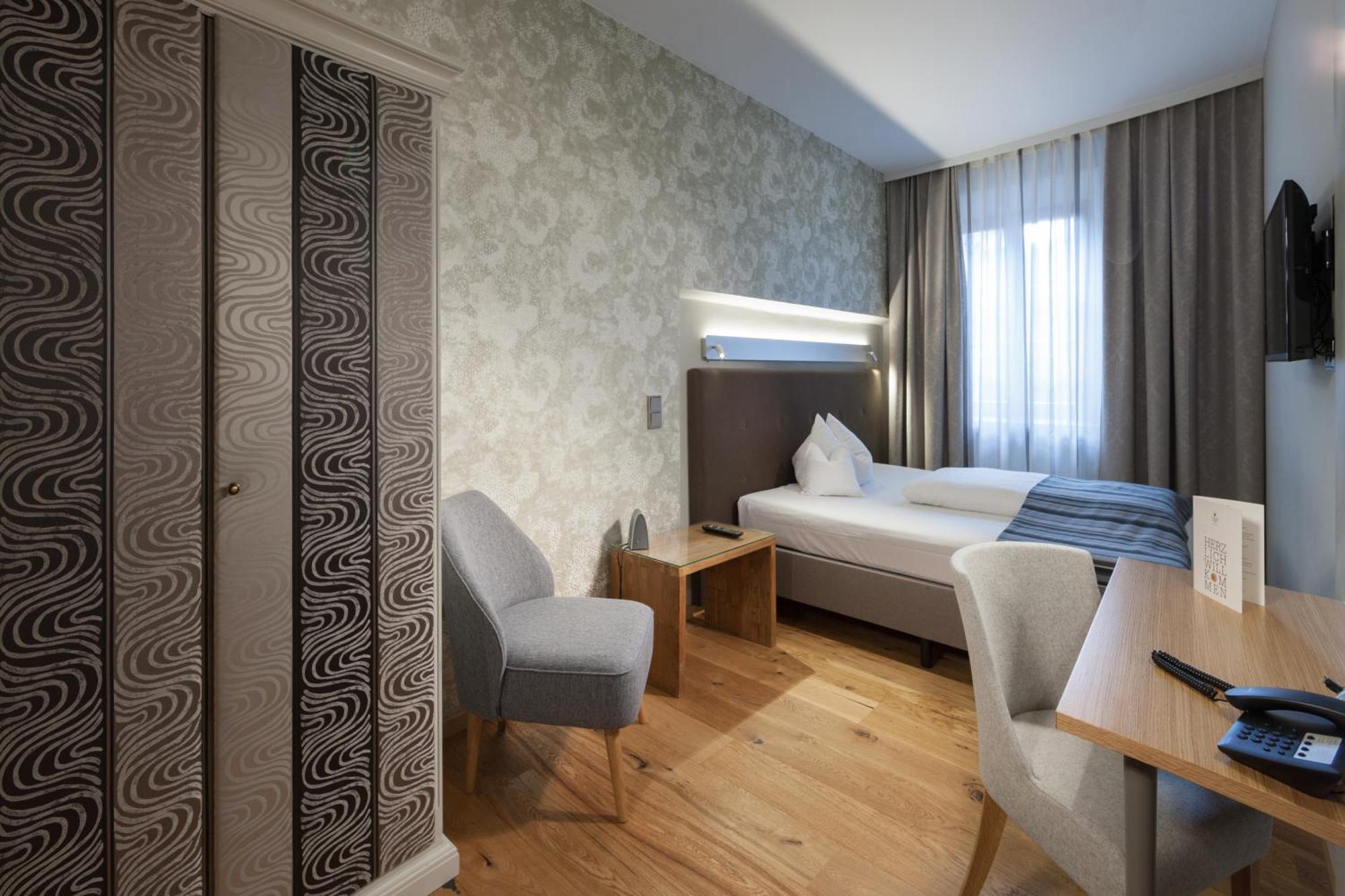 לנדשט Hotel Goldene Sonne מראה חיצוני תמונה
