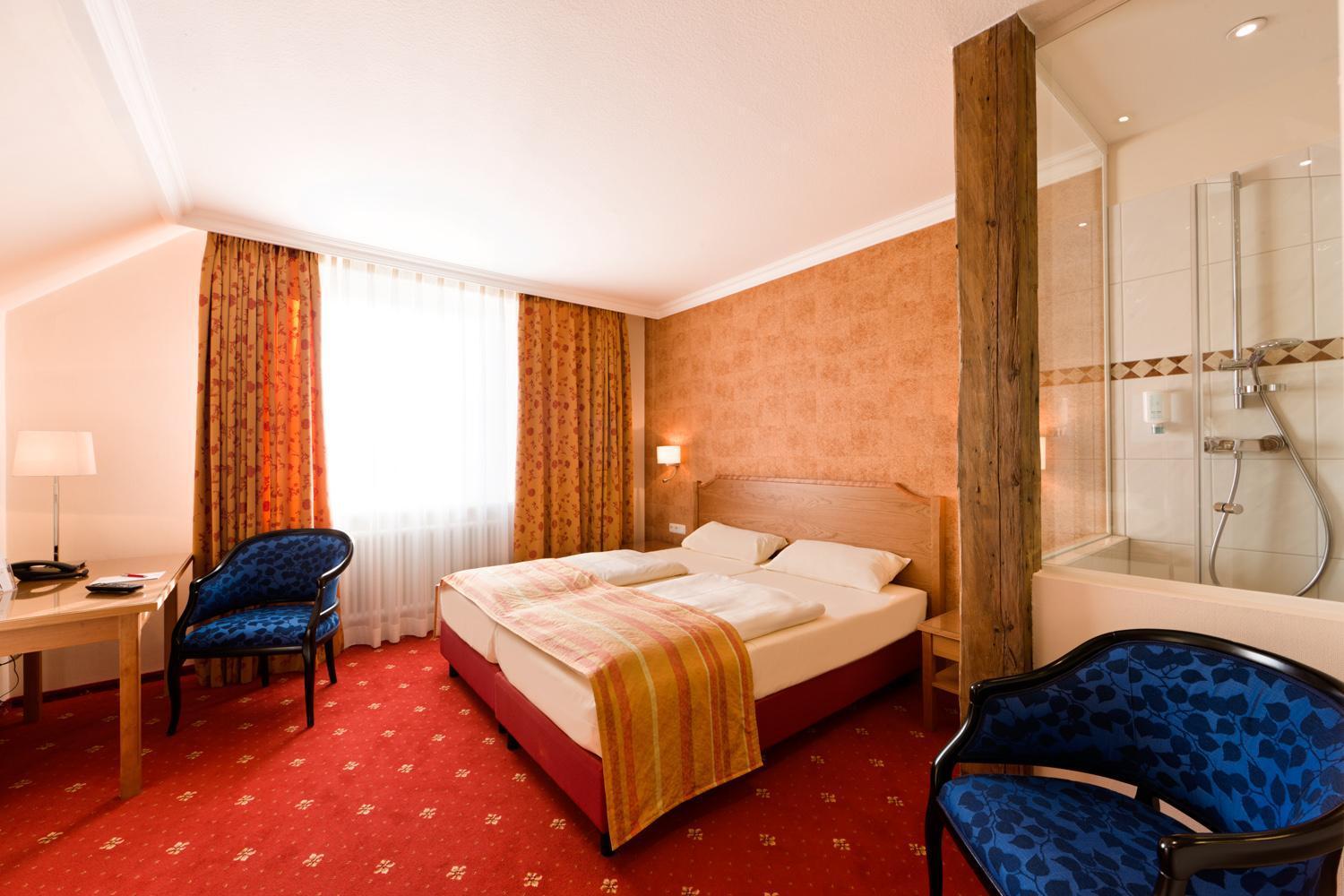 לנדשט Hotel Goldene Sonne מראה חיצוני תמונה