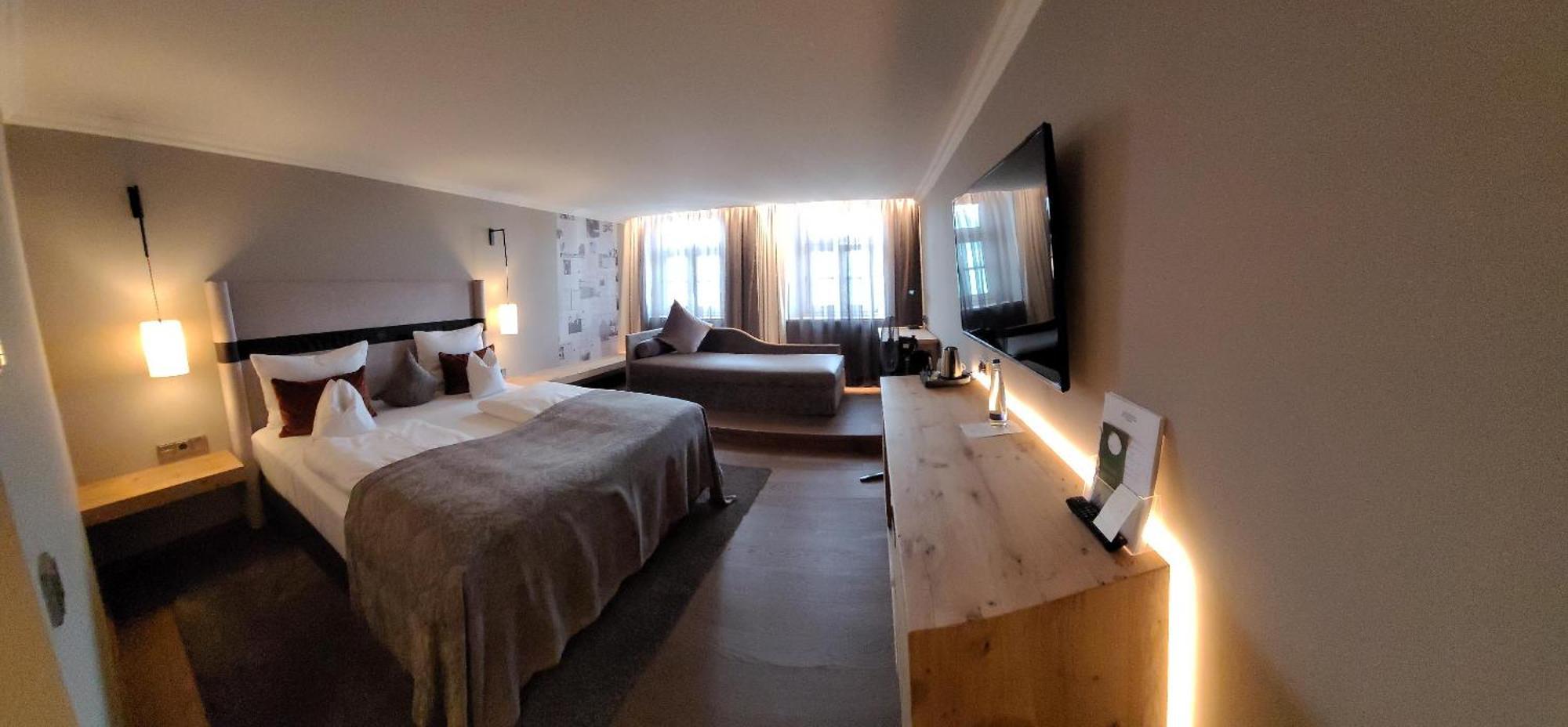 לנדשט Hotel Goldene Sonne מראה חיצוני תמונה