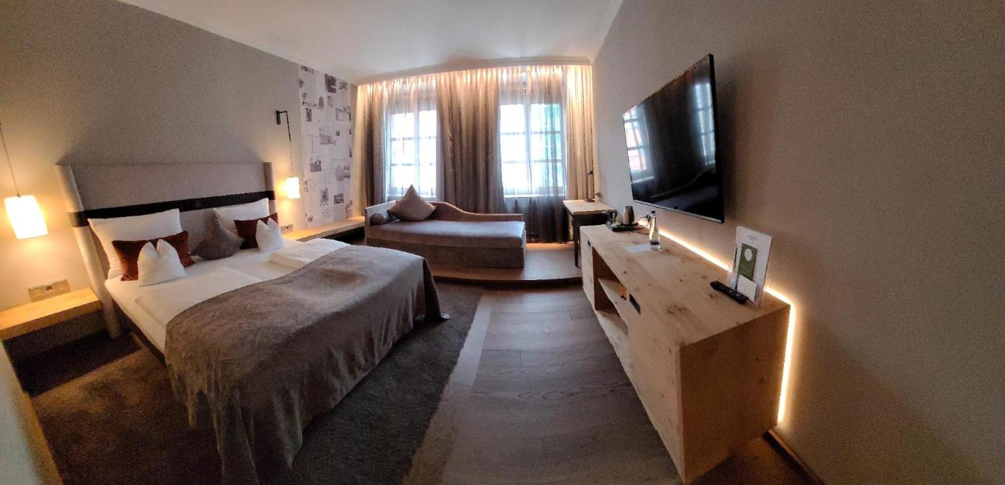 לנדשט Hotel Goldene Sonne מראה חיצוני תמונה