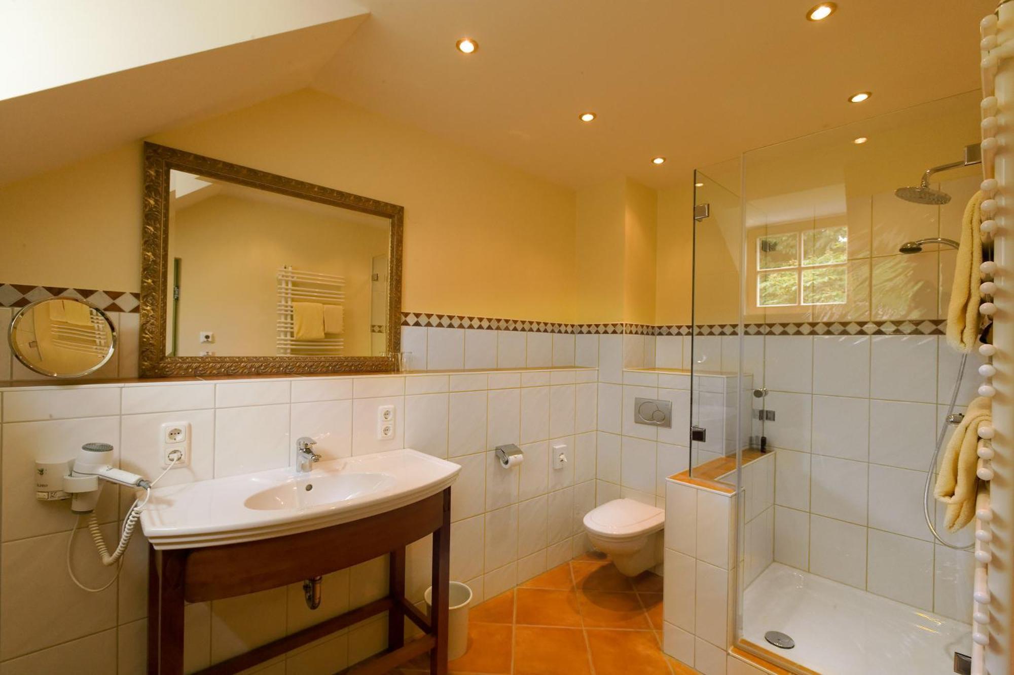 לנדשט Hotel Goldene Sonne מראה חיצוני תמונה