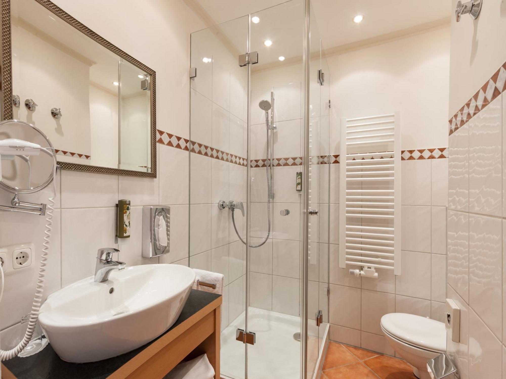 לנדשט Hotel Goldene Sonne מראה חיצוני תמונה