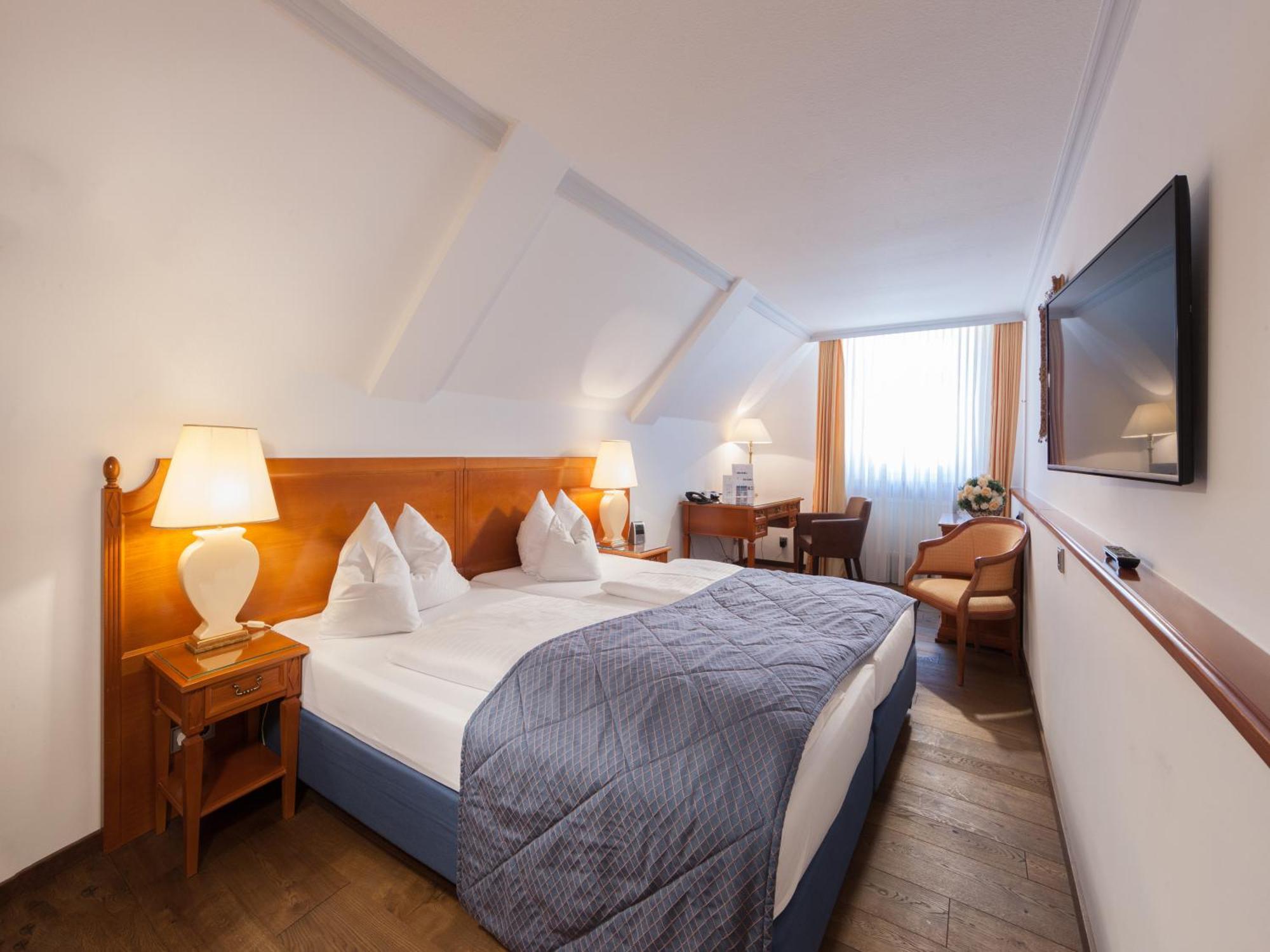 לנדשט Hotel Goldene Sonne מראה חיצוני תמונה
