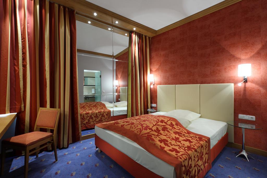 לנדשט Hotel Goldene Sonne מראה חיצוני תמונה